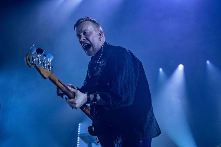 Turboweekend returns to the Store Vega stage in Copenhagen in a powerful comeback, drenched in blue light and synth-fueled energy.