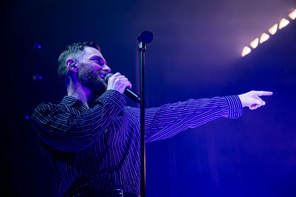 Turboweekend returns to the Store Vega stage in Copenhagen in a powerful comeback, drenched in blue light and synth-fueled energy.