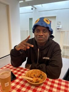 Clovis i et roligt øjeblik på en café. Foto af Anders Persson