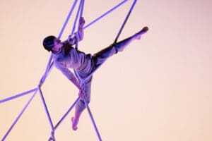 Rebartister i Axial Figures udfordrer tyngdekraften under CPH STAGE 2025 – en luftig koreografi fra Wired Studio i Dansekapellet.